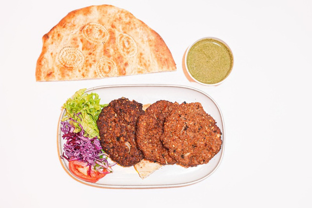 Traditionele Afghaanse Chapli Keabab met salade, chutney en naanbrood bij Ziyafat Antwerpen
