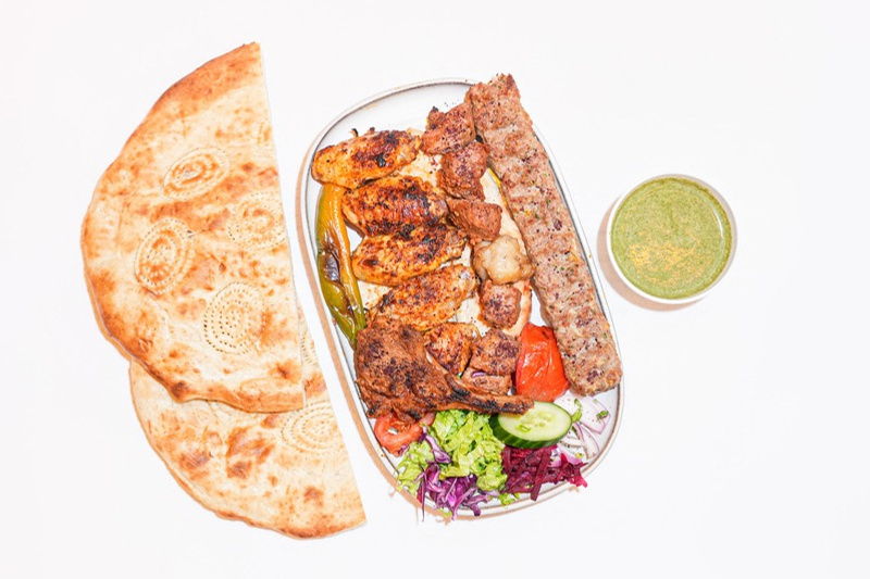 Afghaanse Mix Kebab met gegrild vlees, naanbrood, salade en chutney bij Ziyafat Antwerpen