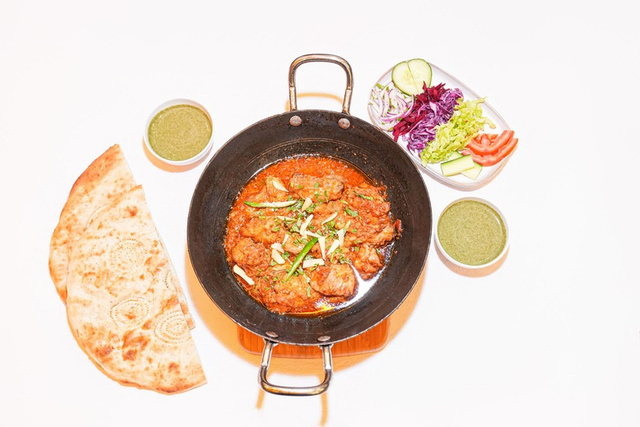 Afghaanse Kip Karahi met verse tomaten, kruiden en naanbrood bij Ziyafat Antwerpen