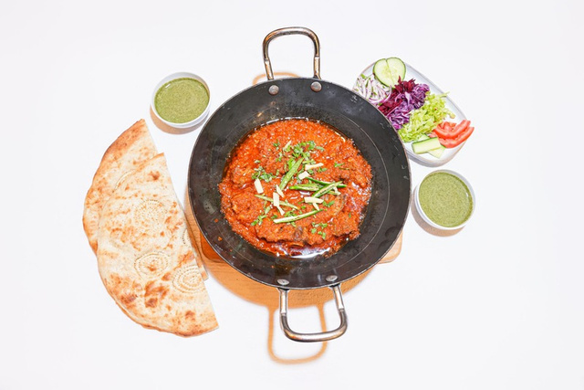 Afghaanse Kip Karahi met verse tomaten, kruiden en naanbrood bij Ziyafat Antwerpen